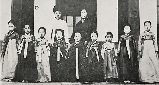 1989년 4월21일 덕혜옹주가 낙선재에서 눈을 감았다. 사진은 유치원 시절 덕혜옹주(앞줄 가운데). /사진=국립고궁박물관